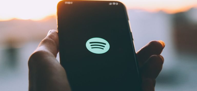 Spotify unveils ‘DJ’ – a fresh feature that utilizes AI-based comments to personalize music