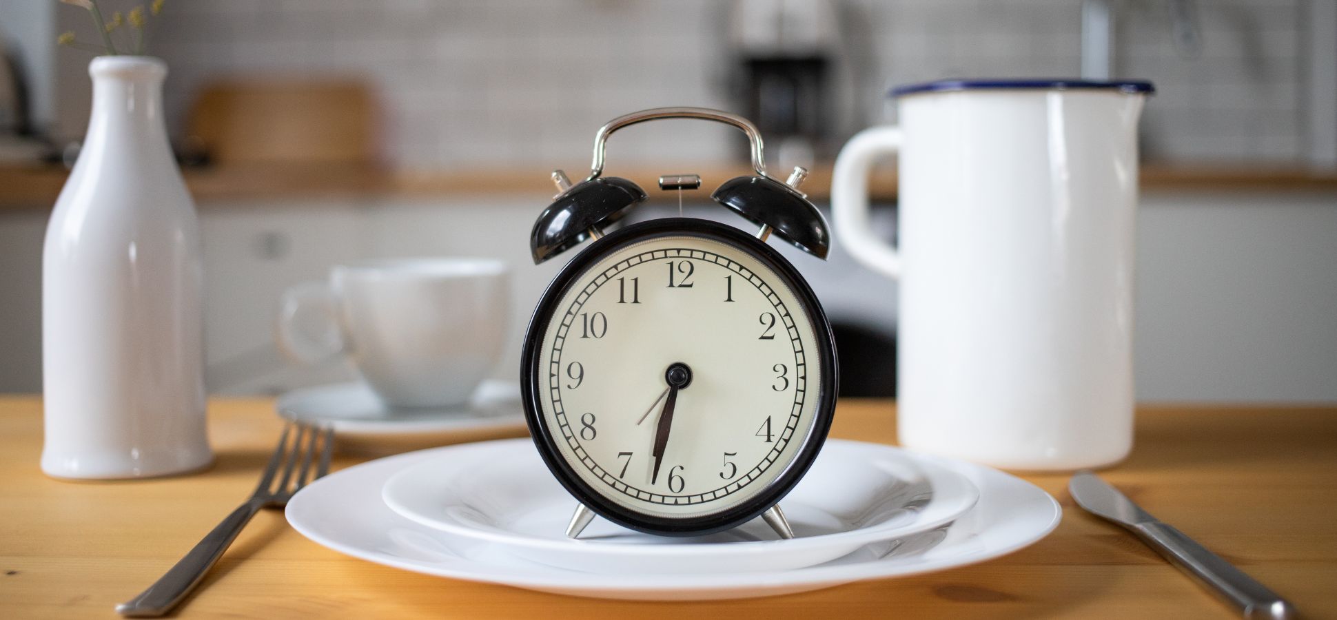 Clock and plate symbolizing the concept of intermittent fasting