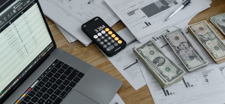 Top 5 Highest Earning Bloggers 2025 (Earnings & Analysis)