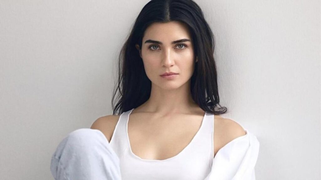 Tuba Büyüküstün – The Timeless Beauty