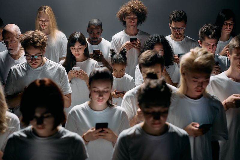 Young people on smartphones, the audience the Hugging Face founders built their AI chatbot app for